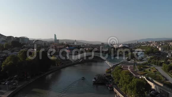 对格鲁吉亚第比利斯市中心的空中射击和平桥摄像机绕桥飞行半径视频的预览图