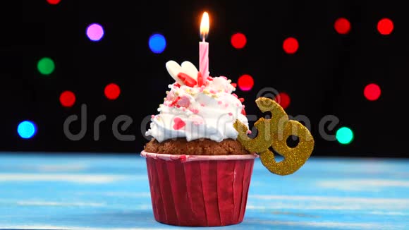 带有蜡烛的美味生日蛋糕和39号的彩色模糊灯光背景视频的预览图