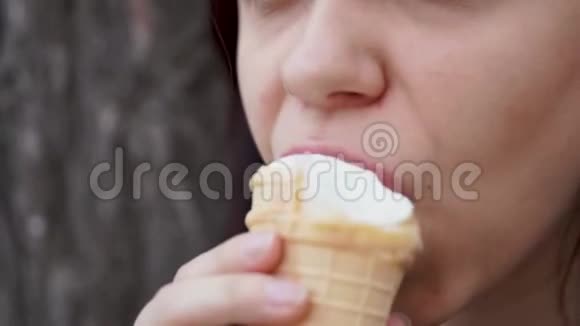 吃冰淇淋的年轻女性特写照片视频的预览图