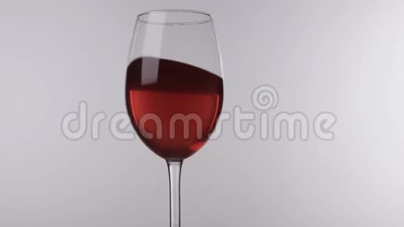 动的红酒杯中站着一个白色的背景特写视频的预览图