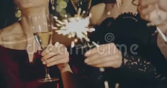 亲密的朋友在手里拿着香槟和火花迎接新年圣诞节友谊度假生活方式视频的预览图