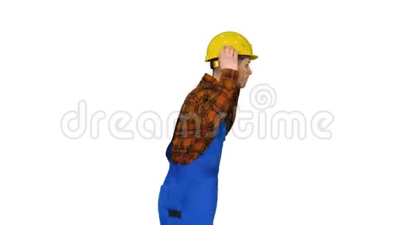 年轻的建筑工人戴着安全帽在白色的背景上跳舞嘻哈视频的预览图