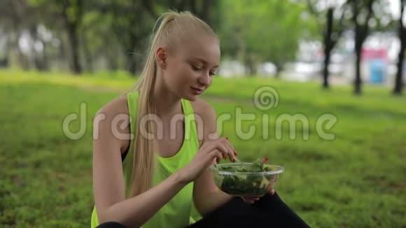 健身妇女在公园吃新鲜沙拉健康素食视频的预览图