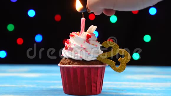 带有蜡烛的美味生日蛋糕和23号的彩色模糊灯光背景视频的预览图