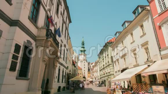 地标时间斯洛伐克首都布拉迪斯拉发人们在老城区散步视频的预览图