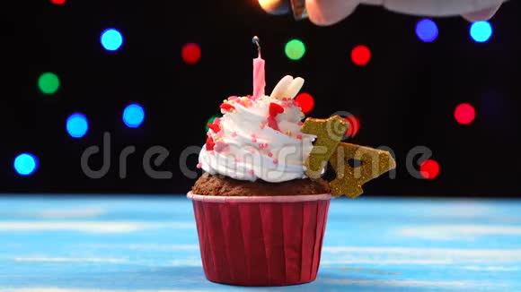带有蜡烛的美味生日蛋糕和14号的彩色模糊灯光背景视频的预览图