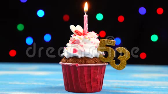 带有蜡烛的美味生日蛋糕和53号的彩色模糊灯光背景视频的预览图