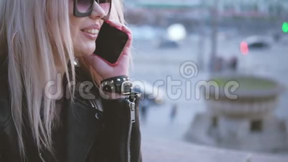 漂亮的城市女士智能手机通信城市视频的预览图
