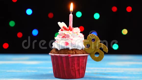 带有蜡烛的美味生日蛋糕和86号的彩色模糊灯光背景视频的预览图
