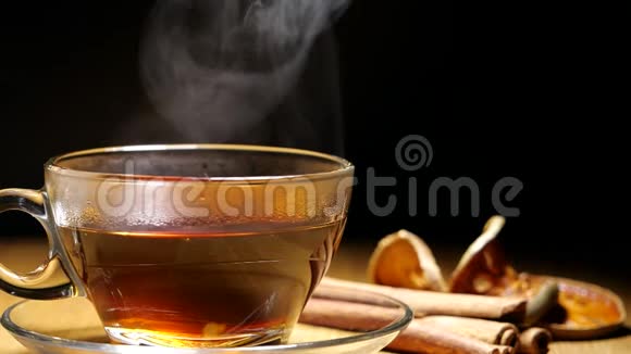 红茶或热的香草饮料用蒸汽缓慢运动视频的预览图