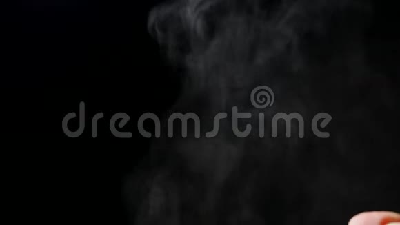 慢动作亚洲餐特写垃圾食品和快餐等黑色背景下用蒸汽和烟雾制成的美味面条的筷子视频的预览图