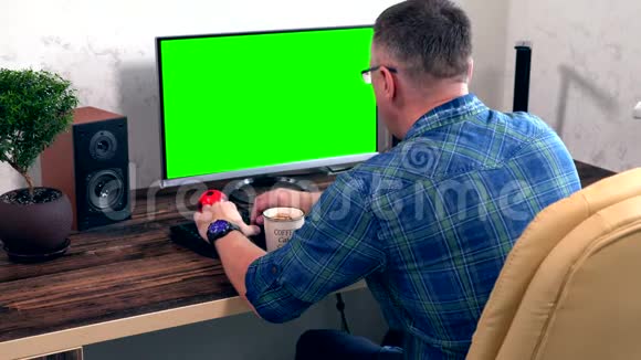 男子在他的台式电脑上输入数据视频的预览图