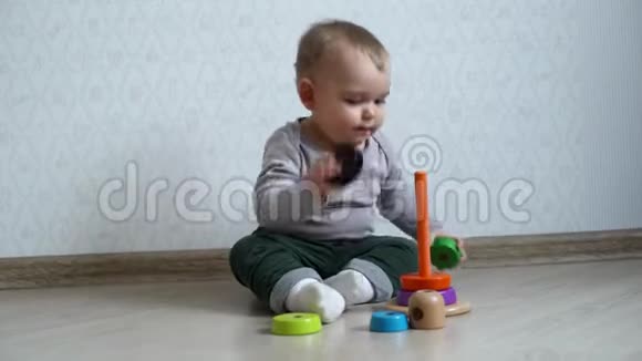可爱的小宝宝玩五颜六色的儿童金字塔视频的预览图