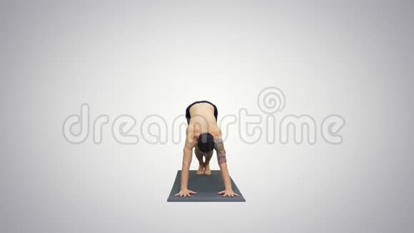 有运动魅力的年轻人锻炼身体做瑜伽普拉提或健身训练伸展运动她的姿势视频的预览图