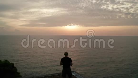 在日落时分驾驶人拍摄美丽的大海视频的预览图