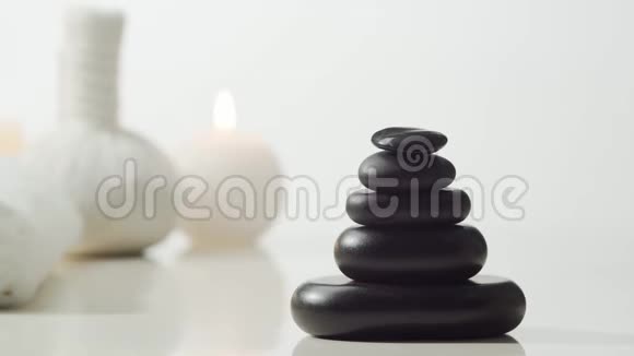 东方按摩治疗组成毛巾蜡烛花石头和草药球水疗程序冥想视频的预览图