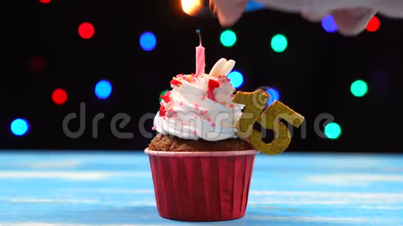 带有蜡烛的美味生日蛋糕和15号的彩色模糊灯光背景视频的预览图