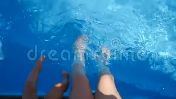 妈妈和小女孩的腿在水池边视频的预览图