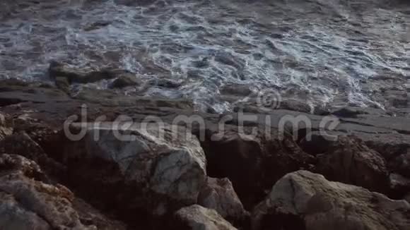 波浪拍打在大石头上视频的预览图