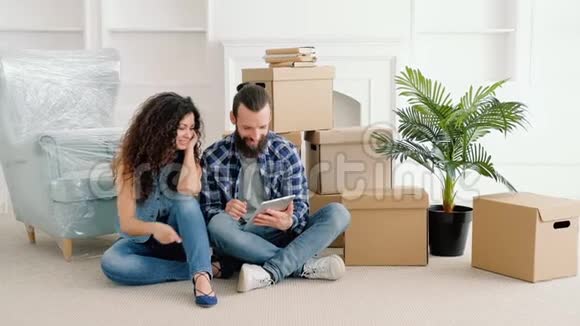 年轻夫妇在网上买家具视频的预览图