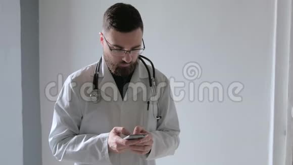 医生在医院用智能手机打字视频的预览图
