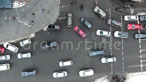 从鸟瞰大城市的街道视频的预览图