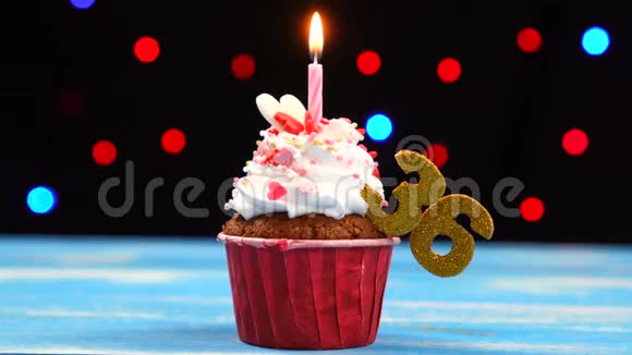 带有蜡烛的美味生日蛋糕和36号的彩色模糊灯光背景视频的预览图