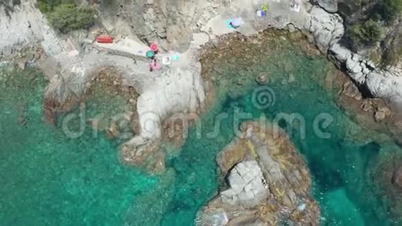 小海湾清澈的波光粼粼的水景视频的预览图