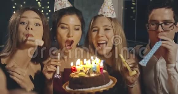 生日快乐女孩和朋友自拍生日聚会家庭友谊生活方式广告商业视频的预览图