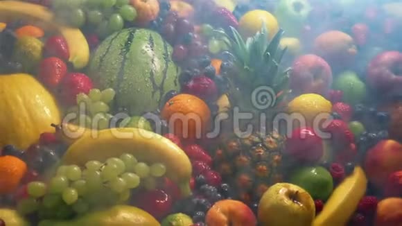 将水果混合物放入冷冻蒸汽中视频的预览图