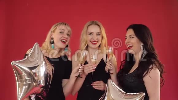 快乐积极的女人带着一杯香槟在红色背景上跳舞视频的预览图