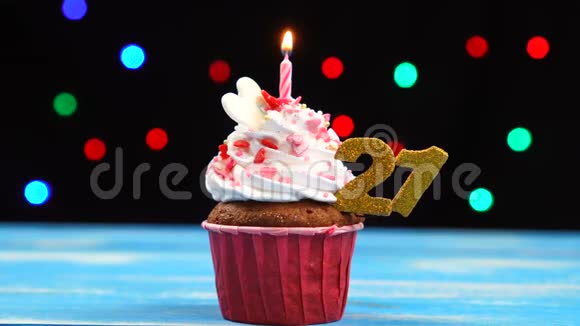 带有蜡烛的美味生日蛋糕和21号的彩色模糊灯光背景视频的预览图