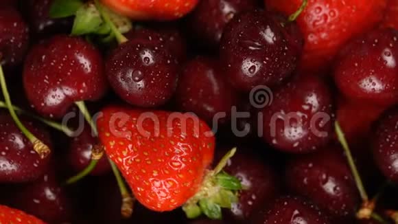 新鲜成熟多汁的樱桃和草莓背景关闭浆果旋转放大视频的预览图