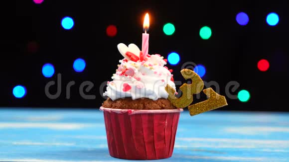 带有蜡烛的美味生日蛋糕和31号的彩色模糊灯光背景视频的预览图