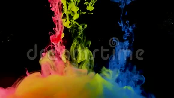 油漆在水中的平稳运动颜色混合RGB调色板视频的预览图