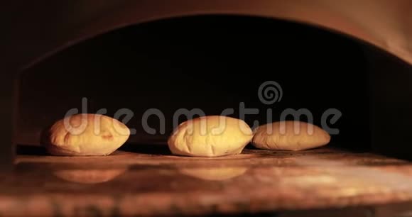 从热烤箱里拿出一个准备好的皮塔面包视频的预览图