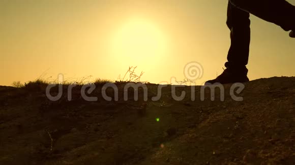 游客们在美丽的日落中漫步在山上旅行者的脚在黄色的阳光下上山视频的预览图