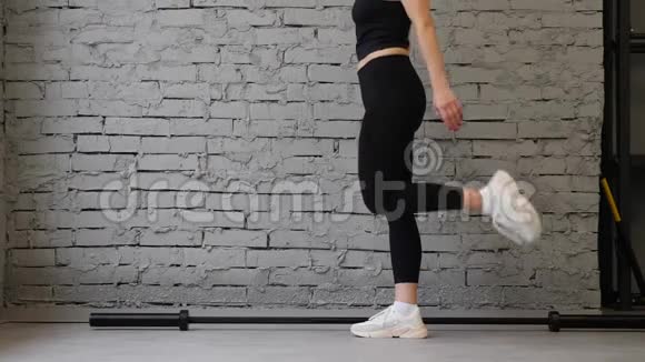 这个视频是关于年轻的运动女性在健身房室内伸展腿部肌肉伸展练习侧视特写视频的预览图