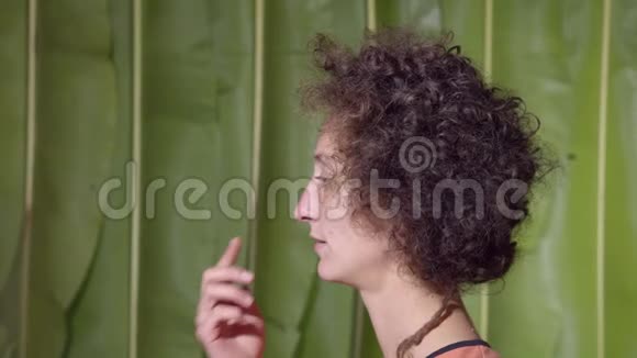 女人在鼻子上的侧视视频的预览图