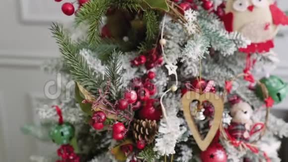 美丽的圣诞家庭内部新年心情新年树节日快乐圣诞礼盒圣诞内饰视频的预览图
