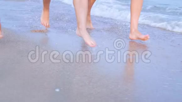 日落时分女人们在沙滩上晒黑了苗条漂亮的女孩在金色的沙滩上海边度假的朋友视频的预览图