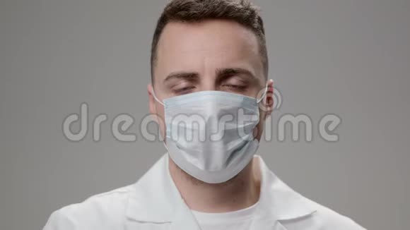 戴口罩的年轻医生建议视频的预览图