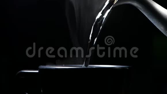 用蒸汽缓慢地将热水倒入杯中视频的预览图