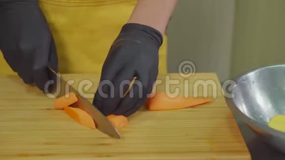 厨师切胡萝卜的手视频的预览图