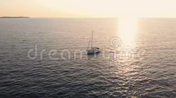 美国帆船海洋日落游艇视频的预览图