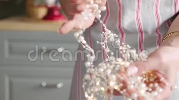 圣诞餐桌装饰节日桌设置女性的双手为圣诞节装饰餐桌视频的预览图