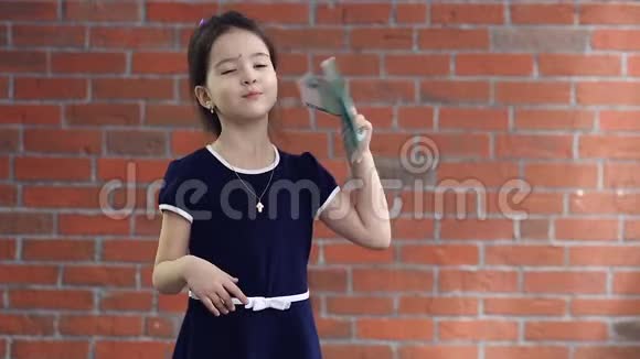 小女孩像扇子一样挥舞着钱视频的预览图