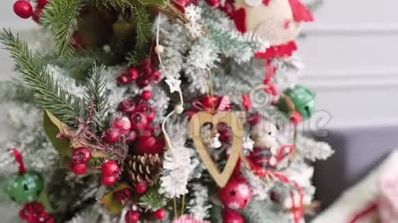 美丽的圣诞家庭内部新年心情新年树节日快乐圣诞礼盒圣诞内饰视频的预览图
