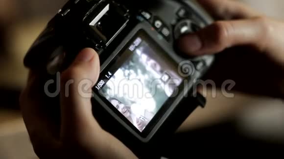 摄影师检查相机里的照片视频的预览图