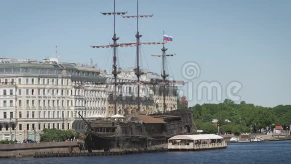 俄罗斯圣彼得堡涅瓦河阳光明媚的日子里的一艘老护卫舰视频的预览图